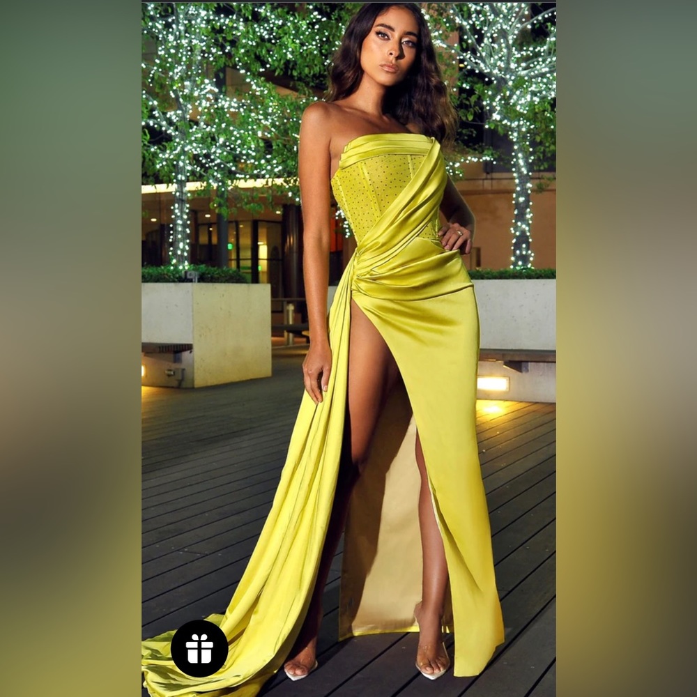Miss Circle Lemon corset high slit Gown size M / US 6-8